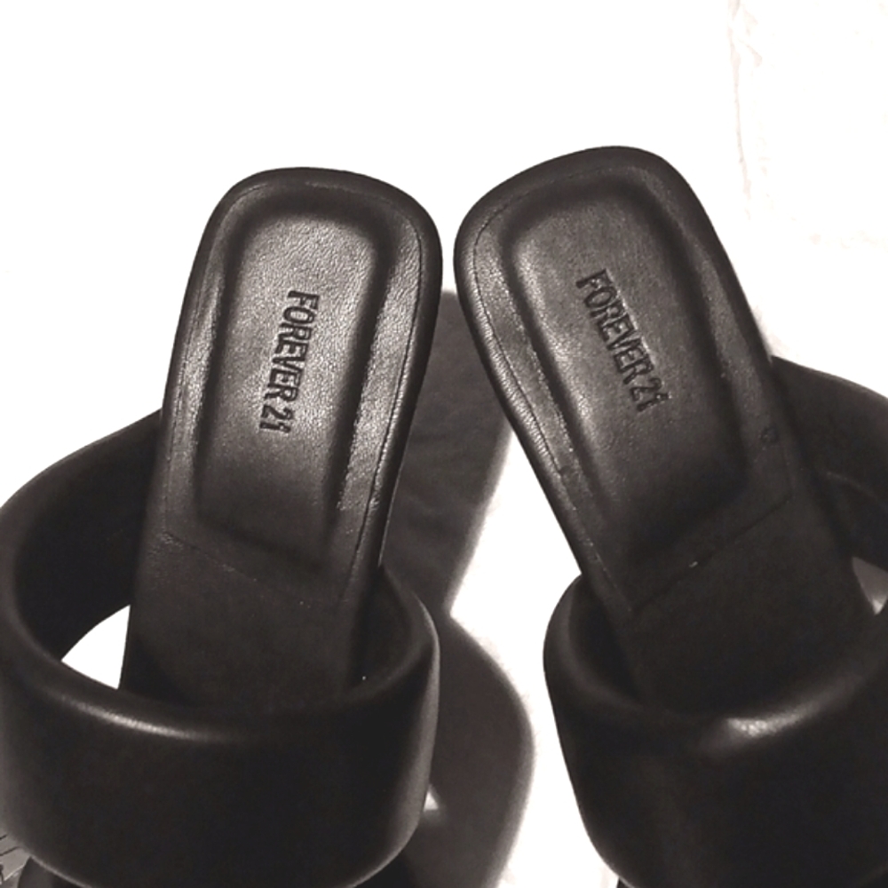 FOREVER 21. BLACK SQUARE TOE  SANDAL. SIZE 9 - Picture 5 of 9